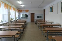 Учащиеся школы питаются в школьной столовой (100 посадочных мест).